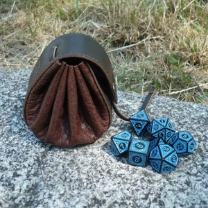 Nouvelle conception, qualité supérieure, pochette de rangement pour dés avec cordon de serrage, sac à dés en cuir PU fait main, pochette pour dés pour les jeux de D&D - Product Image 6