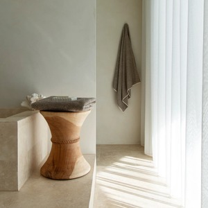 Tabouret Minimaliste en Bois Massif avec Corps Creux Unique et Grain de Bois Naturel – Siège Moderne pour la Maison, les Cafés et les Projets d'Intérieur - Product Image 2
