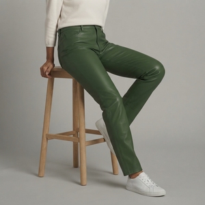 Pantalones de Cintura Alta para Mujer en PU Verde con Logotipo Bordado, Corte Regular, Estilo Casual para Otoño - Product Image 4