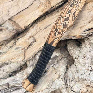 Hache Viking Industrielle au Design Traditionnel Scandinave, Faite à la Main, Lame en Acier Carbone et Manche en Bois pour le Camping, le Bushcraft et la Décoration Intérieure - Product Image 4
