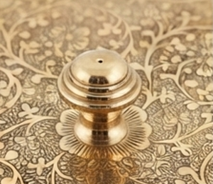 Boîte à épices ronde dorée de style antique avec couvercle à motif floral pour le rangement des épices et la présentation en cuisine - Product Image 2