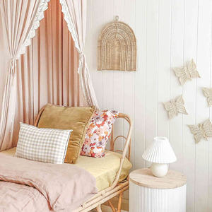 Arc-en-ciel tissé en rotin, un objet décoratif pour les chambres d'enfants. - Product Image 3