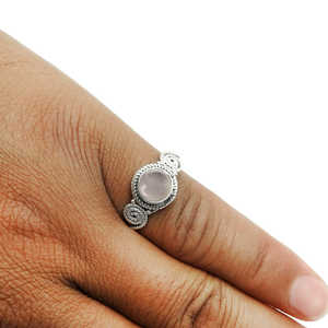 Anillo de plata de ley 925 con gemas, simple y hecho a mano, con cuarzo rosa de corte redondo, joyería boho para mujer. - Product Image 3