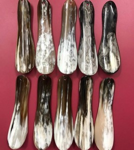 Chausse-pied long en corne de buffle, finition polie, style artisanat indien, 60 cm, cadeau pour homme de OCEAN EXPORT - Product Image 1