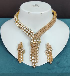 Collier de qualité supérieure avec de magnifiques boucles d'oreilles, pouvant être porté avec des tenues ethniques et occidentales, léger et idéal pour les soirées. - Product Image 6