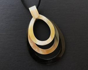 Colgantes vintage con forma de cuerno, aleación de cobre chapada en oro, joyería de moda unisex, joyería tibetana hecha a mano, medallón para hombres y mujeres - Product Image 2