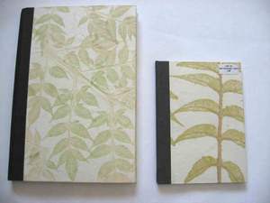 Cuaderno de tapa dura con 48 hojas / 96 páginas de papel de algodón reciclado hecho a mano, color crema, con logo y diseño impresos. - Product Image 4