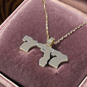 สร้อยคอเพชรโมอิสซาไนต์ชุบทองคำขาว 925 ดีไซน์ทันสมัยสำหรับทุกเพศ รุ่น SHRAMAN DIAMOND พร้อมจี้รูปปืน/ดาบ - Product Image 2