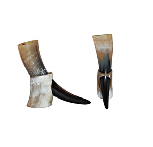 Taza rústica de cuerno natural de búfalo, hecha a mano, estilo vikingo, para bebidas, ideal para celebraciones al aire libre. - Product Image 6