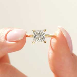 Anillo de compromiso de plata 925 con moissanita talla princesa VVS, engaste de puntas, de lujo, para mujer, chapado en oro, estilo eternidad, vermeil. - Product Image 4
