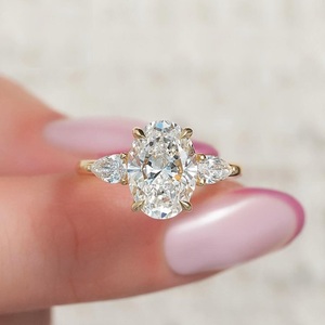 แหวนเพชรทรงรีเม็ดเดี่ยวสามเม็ด ดีไซน์พิเศษ เพชรเพาะเลี้ยง รับรองโดย IGI สี D E F ความสะอาด VVS VS ทองคำ ทองชมพู ทองคำขาว เงิน - Product Image 2