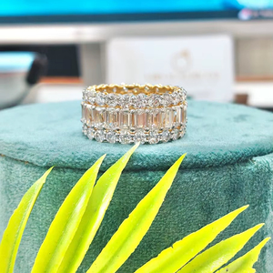 Elegante anillo de diamantes de corte redondo y esmeralda en oro amarillo de 18 quilates, un diseño de corte dual atemporal con brillo brillante y lujo refinado. - Product Image 1