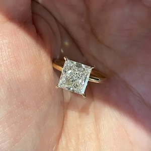 Bague de fiançailles solitaire classique en diamant de laboratoire taille princesse de 2,0 carats, certifiée IGI, clarté VS, couleur EF, or massif 14 carats - Product Image 1