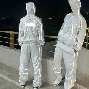 Conjunto de Chaqueta y Pantalones Deportivos Impermeables Reflectantes para Hombre con Logotipo Personalizado OEM, Chaqueta Cortavientos de Nailon y Poliéster con Cremallera - Product Image 1