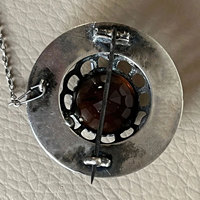 Broche écossaise antique en agate de feu sertie de griffes en métal blanc, accessoire pour kilt écossais