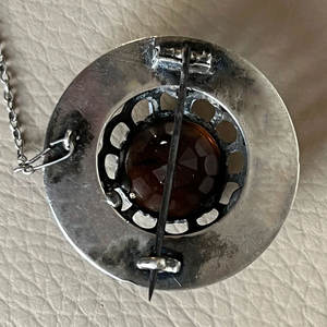 Broche Escocés Antiguo con Piedra de Ágata de Fuego en Engaste de Garra, Metal Blanco, Accesorios para Kilt Escocés - Product Image 3