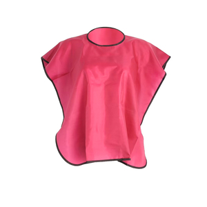 Capa Profesional de Peluquería Rosa de Poliéster Resistente al Agua para Salón de Belleza, Corte de Cabello, Coloración y Peinado, Reutilizable y Ajustable - Product Image 3