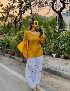 Conjunto Étnico Casual de Dos Piezas para Mujer: Top Amarillo Tejido con Bordado Floral y Cuello Cuadrado Largo, y Pantalones Dhoti - Product Image 5