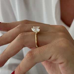 Anillo de diamantes cultivados en laboratorio Toi et Moi de 4 quilates con esmeralda y pera, anillo de dos piedras, oro amarillo de 14k, certificado por IGI - Product Image 2