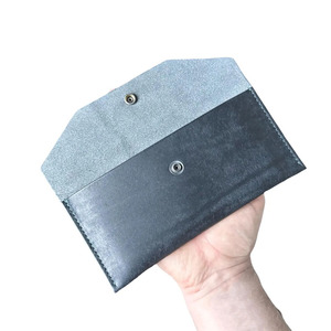 Porte-monnaie de luxe en cuir pleine fleur, doté d'un artisanat élégant, d'un fermeture sécurisée, d'un intérieur spacieux et de composants durables. - Product Image 1