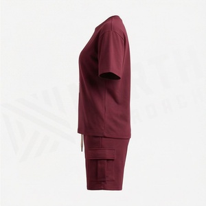 Ensemble 2 pièces pour femmes, t-shirt bordeaux et short cargo avec imprimé ange, coupe ample décontractée, vêtements printemps-été - Product Image 3