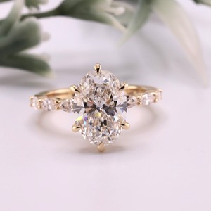Bague de fiançailles vintage ovale en diamant de laboratoire, or jaune, six griffes, motif lotus, halo caché, bande marquise, solitaire, joaillerie fine - Product Image 1