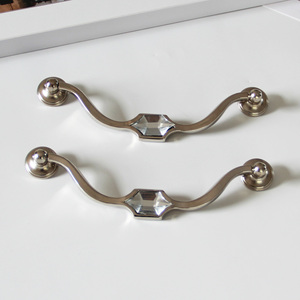 Tiradores Decorativos Elegantes Curvos de Aleación de Zinc y Acrílico para Gabinetes de Cocina, Armarios, Baños, Mesitas de Noche y Cajones - Product Image 1