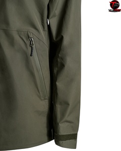 Chaqueta Impermeable Verde Oliva Premium para Exteriores con Capucha Ajustable, Cierre Frontal Completo y Dos Bolsillos Laterales Seguros, Chaqueta de Caza - Product Image 4