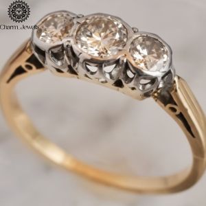 แหวนหมั้นผู้หญิง Charm_Jewells ทอง 18K ประดับเพชรโมอิสซาไนต์สามเม็ดทรงกลมเจียระไนแบบบริลเลียนท์ ตัวเรือนแบบหนามเตย สไตล์วินเทจ - Product Image 5