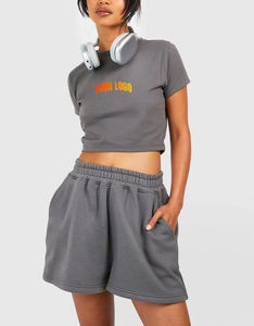 Ensemble T-shirt court et short personnalisé avec logo pour femme – Tenue décontractée deux pièces pour l'entraînement et la détente - Product Image 4