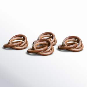 Anneau de serviette en bois artisanal jubilant, ajoutant une touche festive aux tables de célébration et aux occasions spéciales - Product Image 2