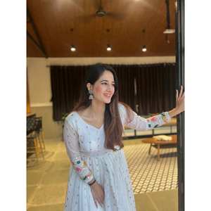 Conjunto de Vestido Anarkali y Pantalón para Mujer de Diseñador con Dupatta en un Nuevo Estilo Elegante - Product Image 2