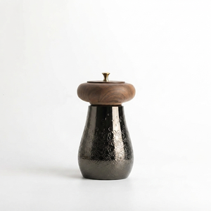 Brûle-encens en métal foncé avec un motif floral en relief, un couvercle en bois et une petite poignée dorée pour l'aromathérapie et la décoration - Product Image 1
