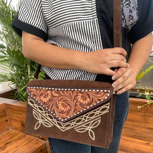 Sacs à bandoulière en cuir suédé véritable usinés à la main pour femmes sac à main à motif floral en cuir de vachette avec rabat au design moderne personnalisé - Product Image 4