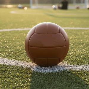 Ballon de football vintage haut de gamme en cuir véritable, avec panneaux faits à la main, design rétro, coutures durables, à vendre - Product Image 3