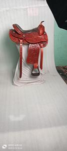 Selle en cuir occidental haut de gamme artisanale avec finition bicolore, siège rembourré en daim noir et motifs floraux complexes gravés à la main - Product Image 2