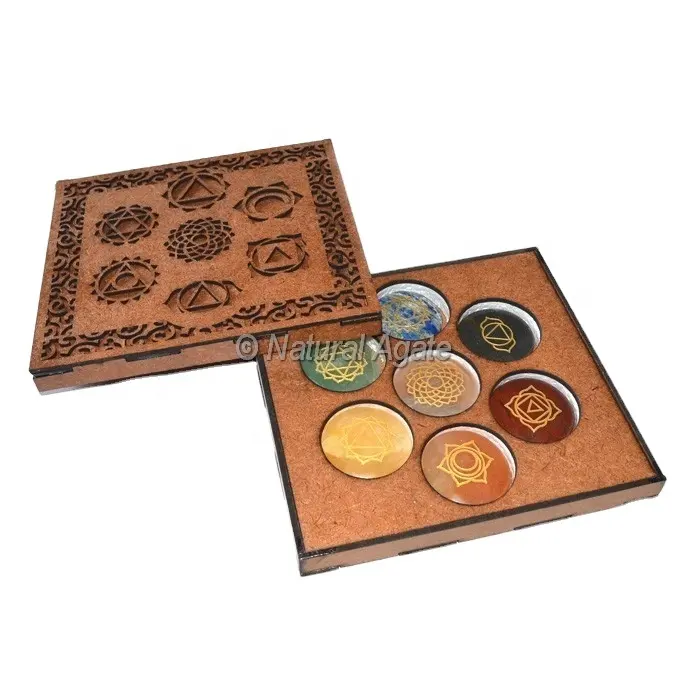 Dernière vente en gros de haute qualité sept Chakra cristal rond ensemble de pierres de guérison gravé avec boîte en bois Chakra Stone Meditation Box