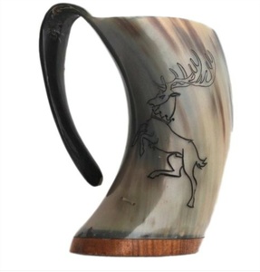 Mug rustique en corne de buffle fait main, écologique, avec motif cerf sculpté, forme naturelle, objet d'art de collection durable - Product Image 1