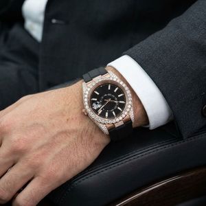 Reloj de pulsera de lujo en oro rosa con diamantes, esfera negra, marcadores plateados, ventana de fecha, bisel con gemas, correa negra elegante, diseño premium - Product Image 3