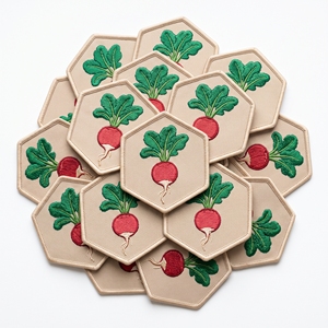 Patch brodé hexagonal, applique radis et betterave, fabricant sur mesure, badges de jardin potager pour vêtements - Product Image 1