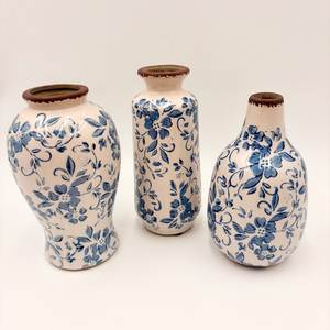 Juego de Tres Jarrones de Cerámica Azules con Diseño Floral, Hechos a Mano, Tradicionales y Decorativos para Diseño de Interiores del Hogar - Product Image 1