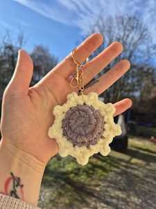 Porte-clés tournesol en fil de coton doux fait main - Cadeau respectueux de l'environnement - Product Image 3