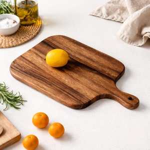 Tabla de cortar de madera con asa: Tabla de servir rústica para cocina - Product Image 1