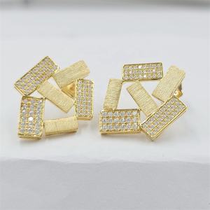 ต่างหูเงินแท้ 925 รูปทรงพีระมิดจากฮ่องกง ชุบทอง 18K ประดับเพชรซิร์คอน ของขวัญสุดฮิตสำหรับผู้หญิง ชุดเครื่องประดับคุณภาพสูง - Product Image 1