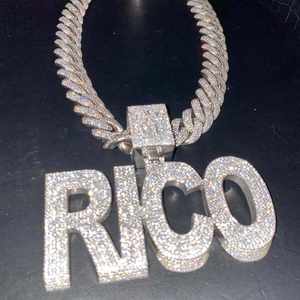 Colgante con Nombre Personalizado con Incrustaciones de Moissanita VVS y Cadena Cubana, Estilo Hip Hop de Lujo - Product Image 3