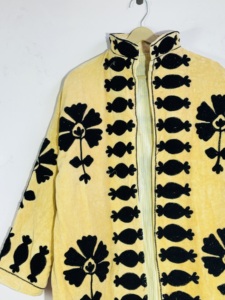 Chaqueta Larga de Terciopelo Amarillo con Bordado Suzani |   Abrigo Bohemio Floral Hecho a Mano |   Ropa de abrigo artesanal de estilo folclórico |   Ropa Festiva Impresionante - Product Image 2