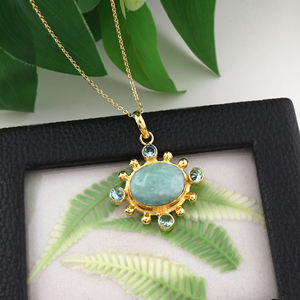 Collar con colgante de amazonita en tono oceánico con mini cuarzo azul cielo brillante, chapado en oro, accesorio contemporáneo unisex - Product Image 3