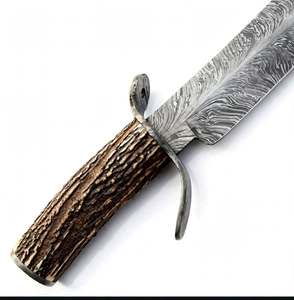 Cuchillo de Colección de Hoja Fija de Acero de Damasco con Patrón de Plumas Hecho a Mano y Personalizado – Mango de Asta de Ciervo - Product Image 3