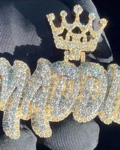 Colgante de Plata 925 Personalizado con Nombre Hip Hop, Letra de Moissanita, Diseño de Corona Iced Out Bling, Colgante Bicolor Personalizado - Product Image 1