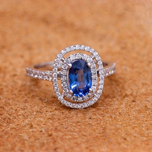 Anillo de Oro Blanco de 18k con Zafiro Azul Ovalado Natural y Doble Halo de Diamantes, Joyas Memoria, Venta al Por Mayor - Product Image 1